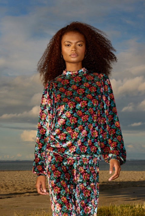 HUNKØN Iza Velour Blouse Blouses Flowerbomb Art Print