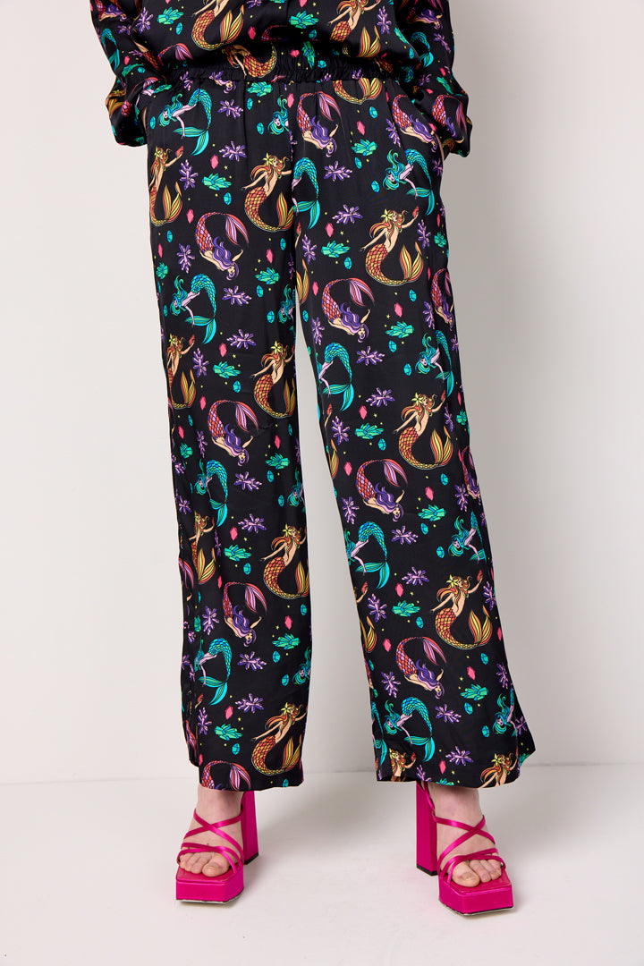 HUNKØN Selena Trousers Trousers Black Mermaid Art Print